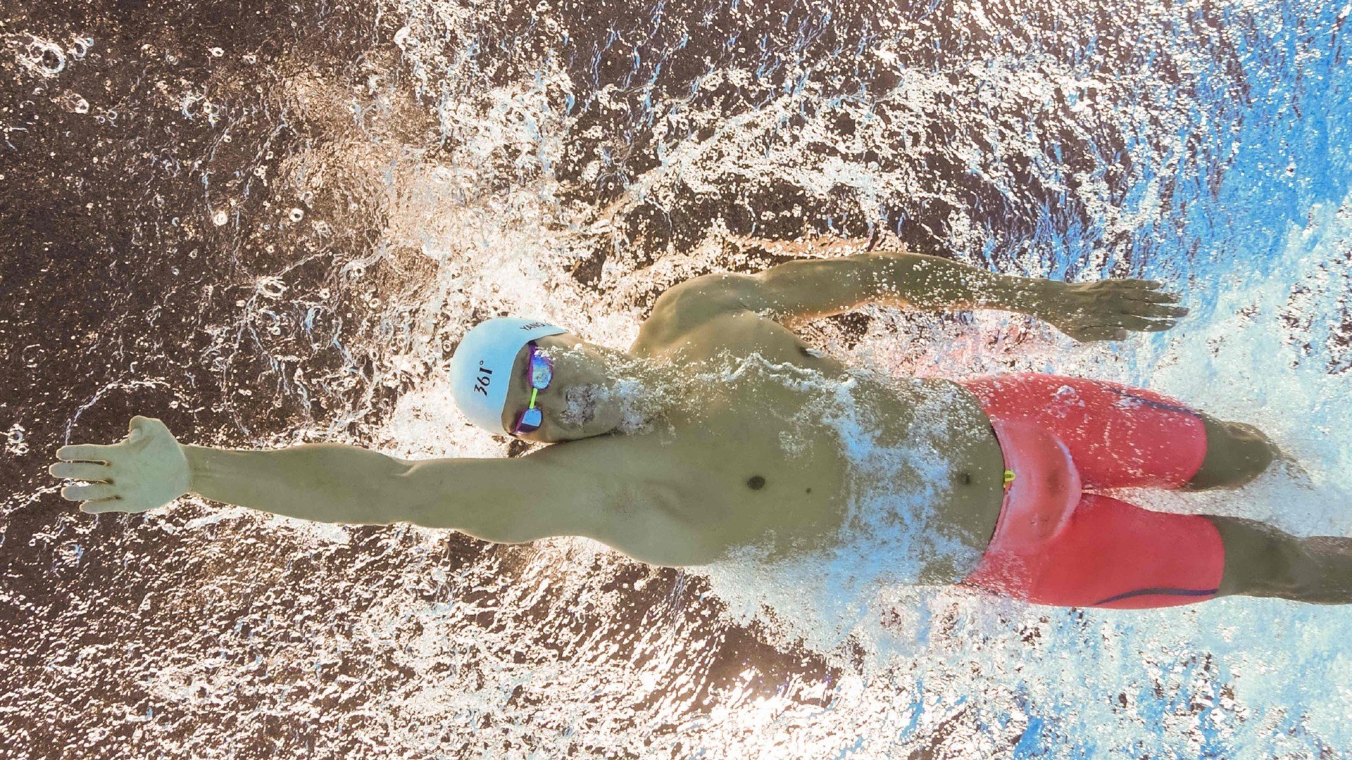 德甲中场密集包夹，压制对手核心球员，德甲的球场